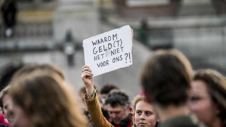 Groningse studenten protesteren op de grote markt voor de energietoeslag.