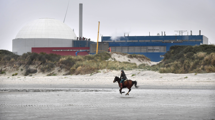 De kerncentrale van Borssele aan het strand van de Westerschelde.