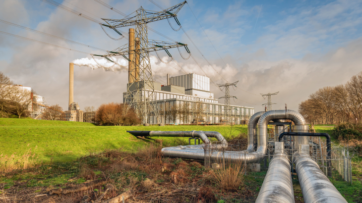 Buizen van het warmtenet bij de Amercentrale, bij het Brabantse Geertruidenberg.