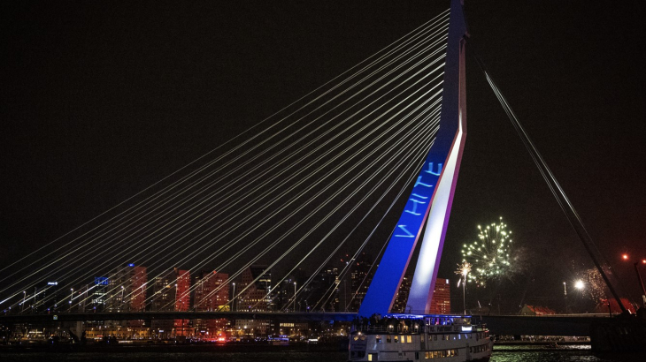 White Lives projectie Erasmusbrug