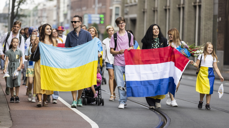 Oekraïners houden een Mars van Dankbaarheid.