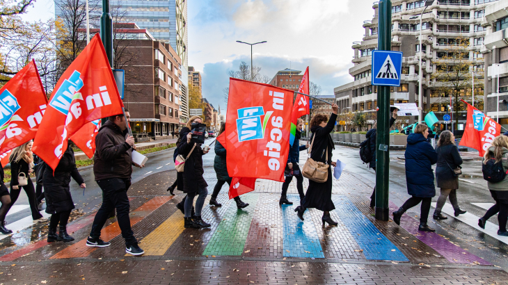 Jeugdbeschermers lopen in optocht naar de Tweede Kamer (24 november 2022)