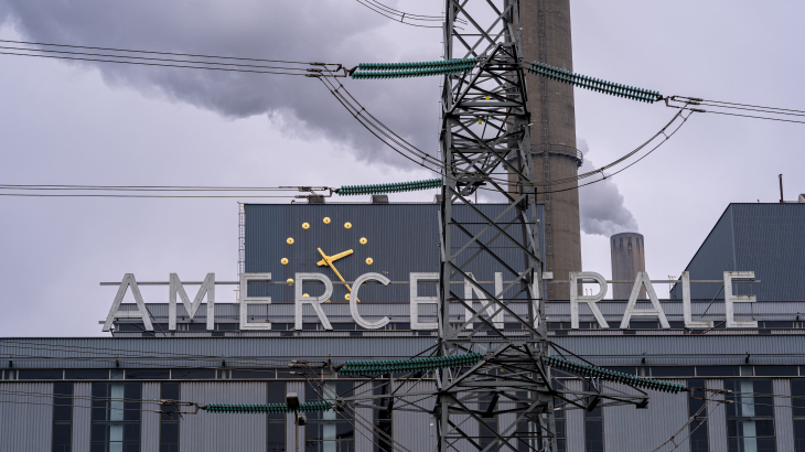 De met kolen en biomassa gestookte Amercentrale levert warmte aan een warmtenet voor bedrijven en huishoudens in onder meer Tilburg en Breda.