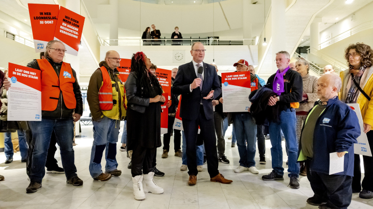 Werknemers sociale werkbedrijven overhandigen petitie voor inflatiecompensatie aan Apeldoorns burgemeester Ton Heerts (26 januari 2023)