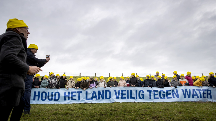  Honderden kinderen van basisscholen uit Zuidwest-Nederland vormen een levende dijk op het Zeeuwse eiland Schouwen-Duiveland. 