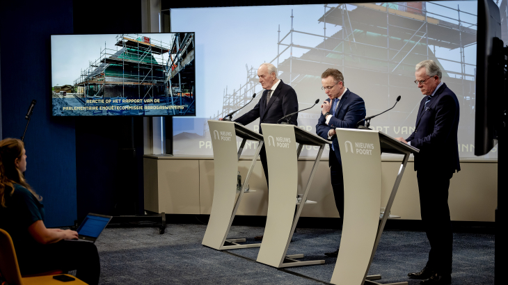 Johan Remkes, voorzitter van het Nationaal Programma Groningen, René Paas, Commissaris van de Koning en Koen Schuiling, burgemeester van Groningen tijdens een persconferentie over een pakket maatregelen en investeringen voor het herstel van Groningen.