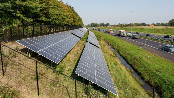 Zonnepanelen langs de snelweg A58 bij EttenLeur