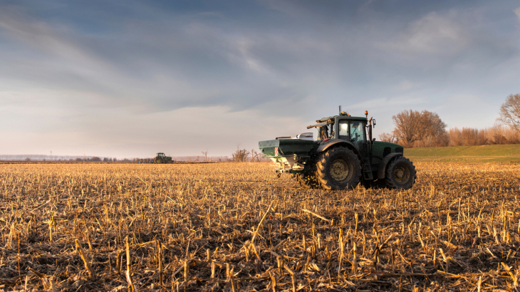 Tractor op een veld