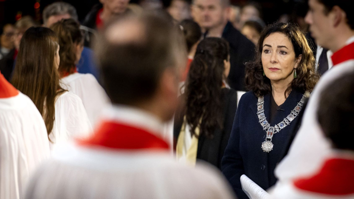 Burgemeester Halsema (Amsterdam) bij herdenking slachtoffers aardbeving.