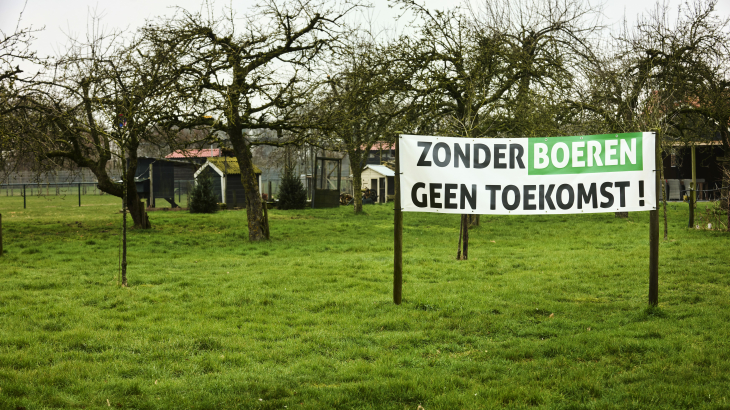 Een protestspandoek in Ermelo, Gelderland.