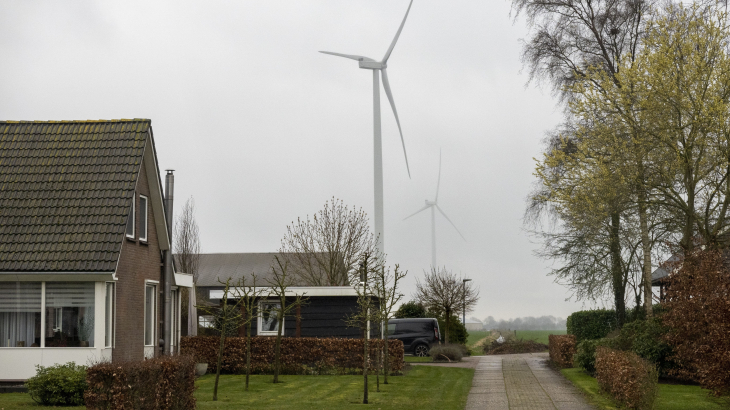Windmolens achter een woning in het oud-veenkoloniale dorp Nieuw-Buinen in Drenthe.