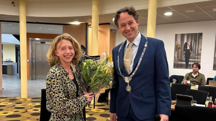 Burgemeester Bernd Roks met de koper van één van de huisjes