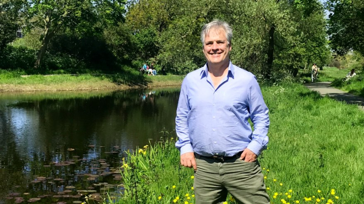 Vice-voorzitter Hans Middendorp bij de Haagse Beek.