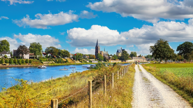 Dorp met kerktoren