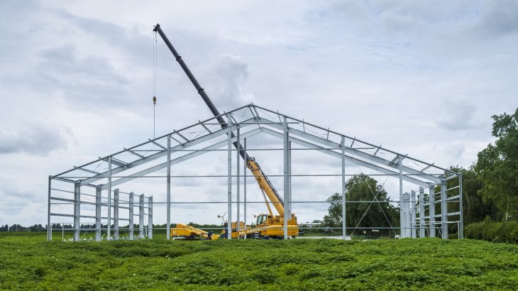 De bouw van een stal eind vorig jaar in de provincie Groningen.