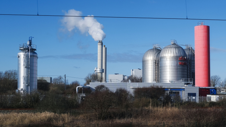 Rookpluimen van de verbrandingsoven van AEB Amsterdam (Afval Energie Bedrijf) in het Westelijk Havengebied in Amsterdam. 