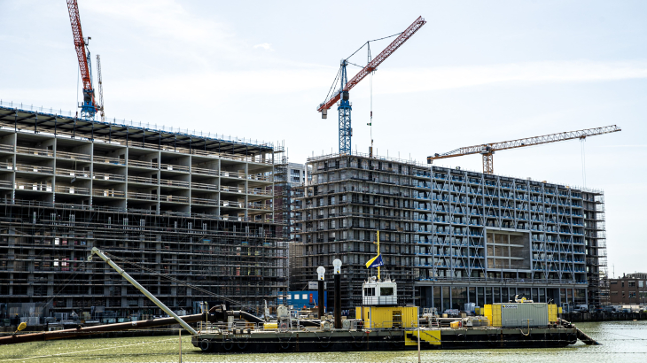 Bouwwerkzaamheden aan de nieuwe woontoren aan de Rijnhaven in Rotterdam. 