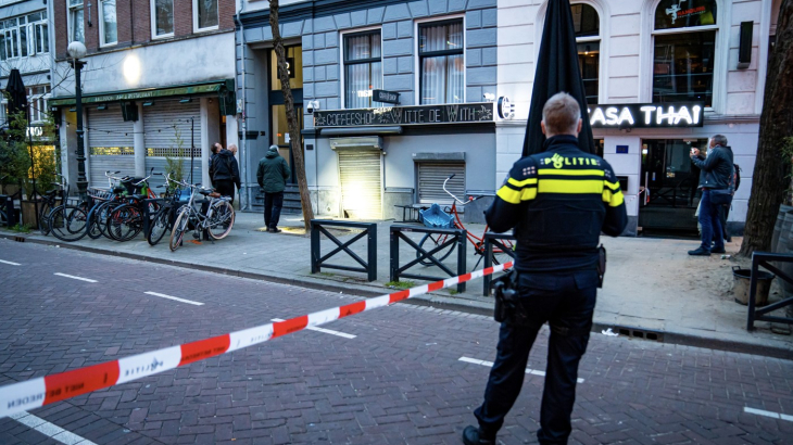 De politie doet onderzoek na een explosie in de Rotterdamse Witte de Withstraat.
