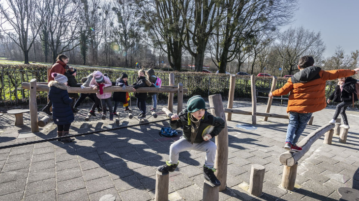 Kinderen spelen bij Taalschool de WereldDelen in Heerlen, een school voor asielzoekersleerlingen en nieuwkomers. 