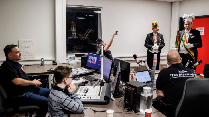 Prins carnaval op bezoek bij de lokale omroep