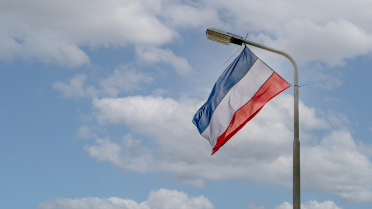 Omgekeerde Nederlandse vlag aan lantaarnpaal