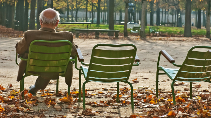 oudere op bankje in park