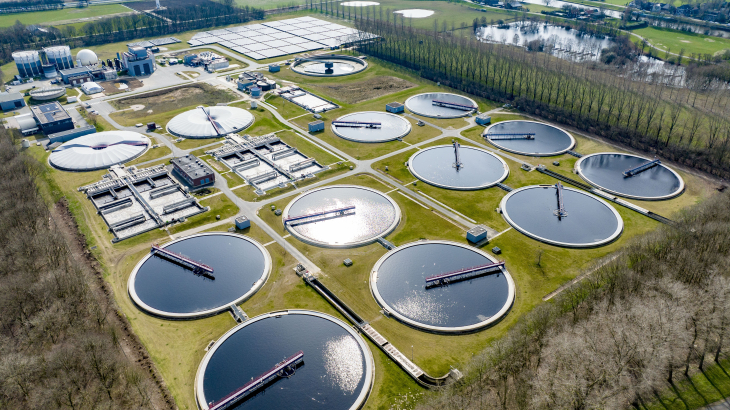 Een dronefoto van een waterzuiveringsinstallatie bij Den Bosch.