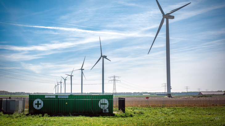 Een kleine batterijopslag bij het Prinses Alexia windpark in Zeewolde, Flevoland.