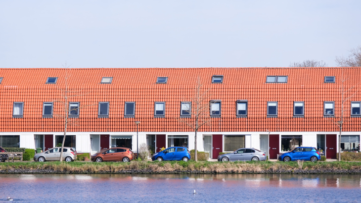 Rijtjeswoningen in Zaanstad, in de voormalige sociale woonwijk Vissershop uit begin vorige eeuw.