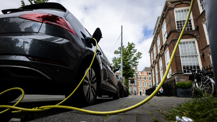 Het opladen van een elektrische auto.