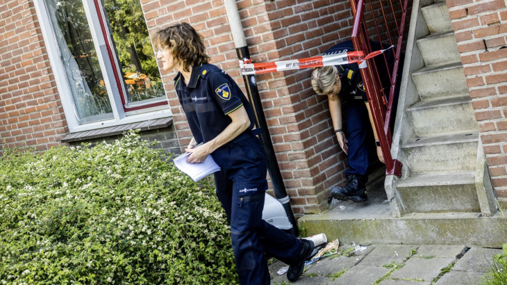 De politie doet nader onderzoek in de woning van Donny M., de 23-jarige man uit Geleen die wordt verdacht van het ontvoeren, misbruiken en vermoorden van de 9-jarige Gino.