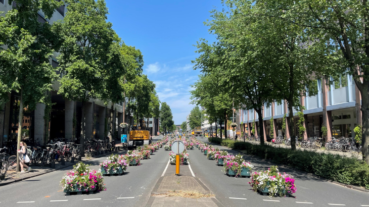 Weesperstraat: bloemen in plaats van auto's