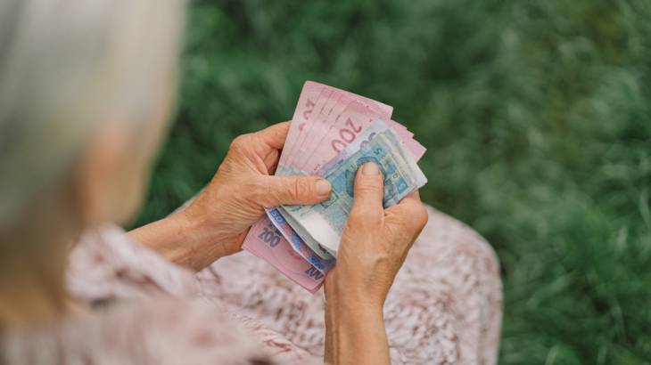 Oudere met geld in handen