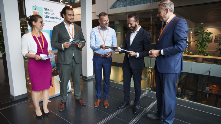 Overhandiging Special 2023. Van links naar rechts: Hind Dekker, Don Ceder, Mark Strolenberg, Abdeluheb Choho, Evert-Jan Slootweg