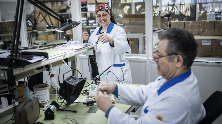 Mensen met een afstand tot de arbeidsmarkt zijn aan het werk bij werkvoorzieningsschap Wedeka in Veendam.