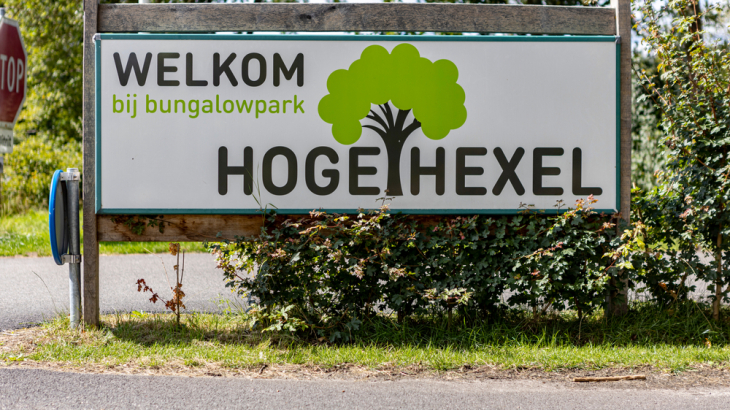 Bord Welkom bij bungalowpark Hoge Hexel