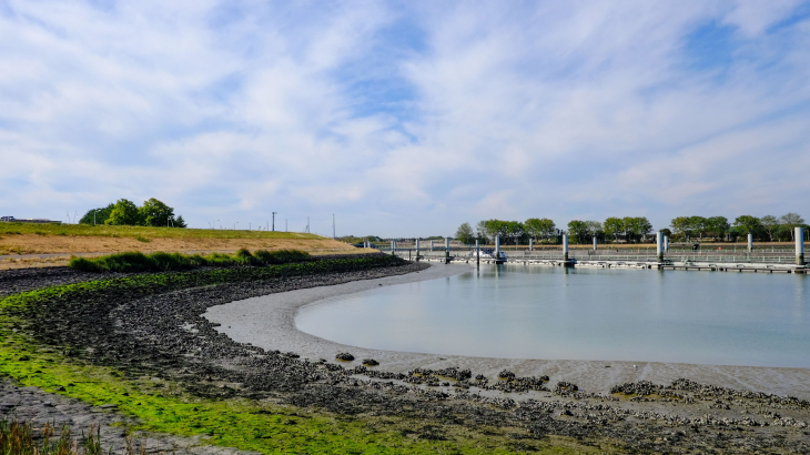 Het Kanaal Gent-Terneuzen in Zeeuws-Vlaanderen.