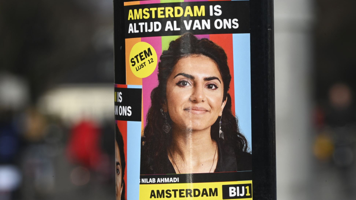 Nilab Ahmadi op een verkiezingsposter van BIJ1