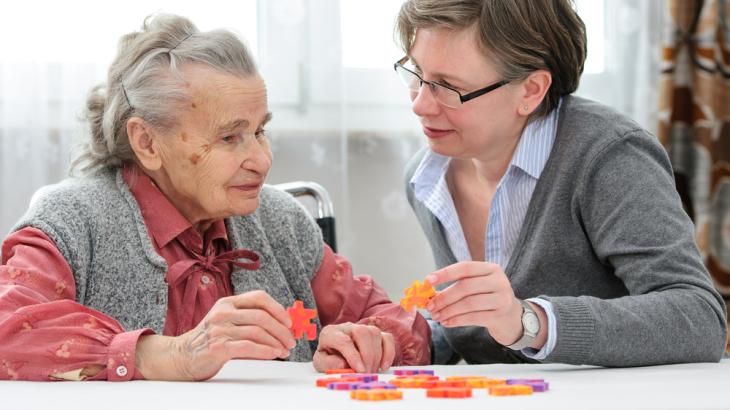 Puzzelen met oudere vrouw