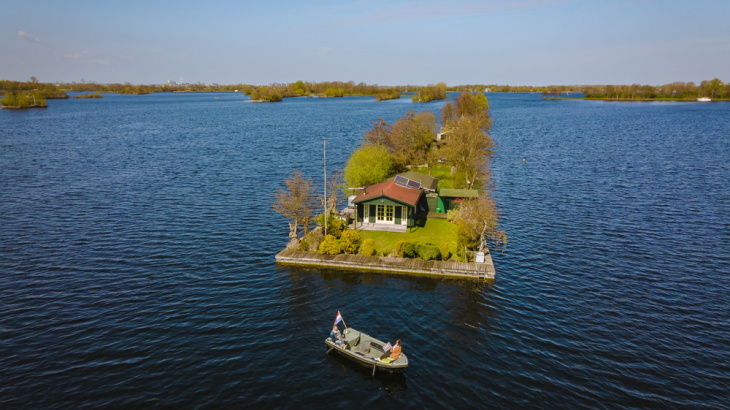 Luchtfoto van kleine eilandjes op de Vinkeveense Plassen. Foto: Fokke Baarssen (Shutterstock)