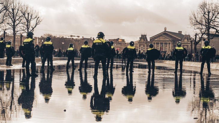 Protesten tegen COVID-maatregelen op het Museumplein in Amsterdam (Juni 2021). Foto: Kirill Chernyshev (Shutterstock)