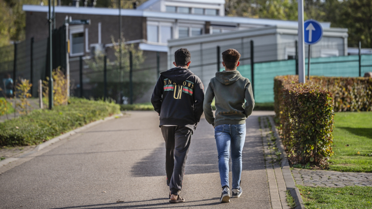 Saleh (17) uit Jemen en Revan (17) uit Syrië. Alleenstaande minderjarige vreemdelingen die zonder ouder of voogd in Nederland aankomen, krijgen een voogd van Stichting Nidos aangewezen. Foto:  Roger Dohmen (ANP)