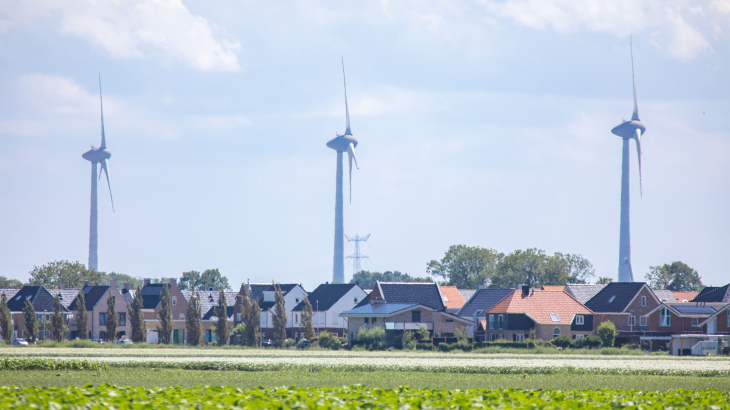 Windmolens met het dorp Urk op de voorgrond.