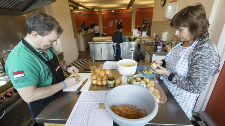 Vrijwilligers koken een maaltijd voor ouderen in het kader van Welzijn op Recept. Foto: Bert Spiertz (ANP)
