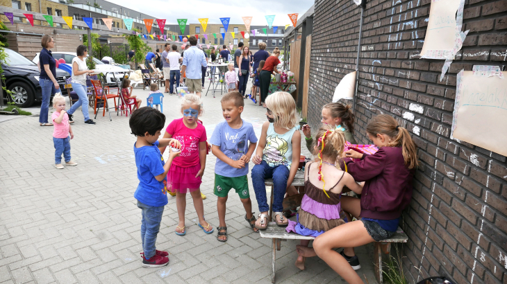 Een buurtfeestje in Amsterdam, een voorbeeld van een burgerinitiatief. Foto: Amber Beckers (ANP)
