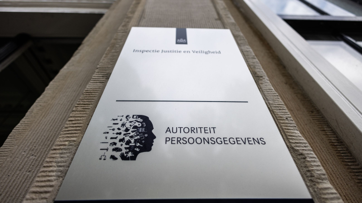 Logo Autoriteit Persoonsgegevens tegen muur