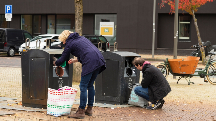 Mensen scheiden afval