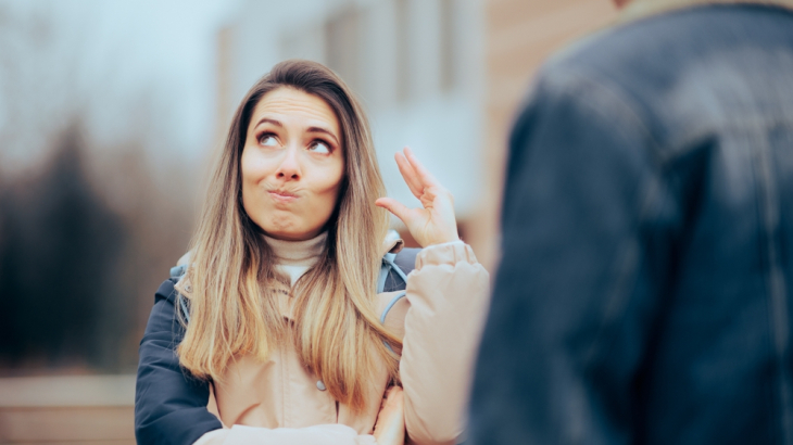 Vrouw irriteert zich aan kletsende man