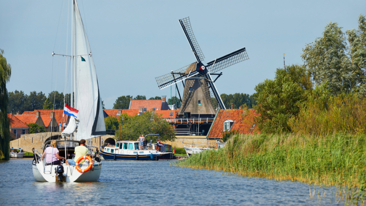 Zeilers op weg naar het Friese vestingstadje Sloten. Foto: R. de Bruijn (Shutterstock)