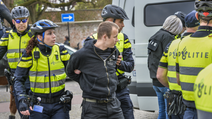 Een jongere wordt opgepakt door de politie tijdens een demonstratie van Pegida. De anti-islambeweging protesteerde tegen de komst van een nieuwe moskee in Tilburg. Foto: Peter Braakmann (Shutterstock). 